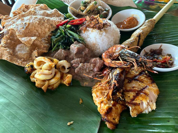 Hidangan nasi campur dengan lauk bakar