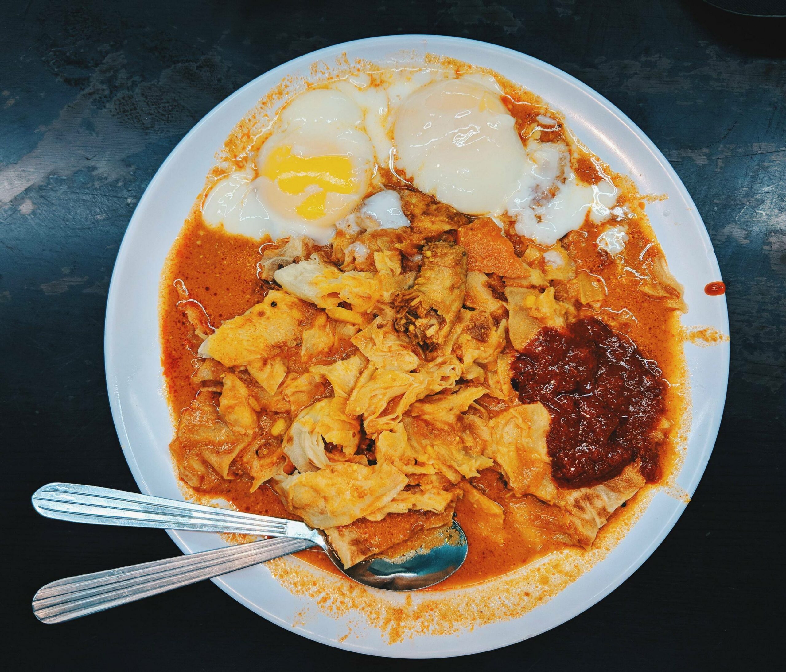 Roti banjir dengan telur separuh masak