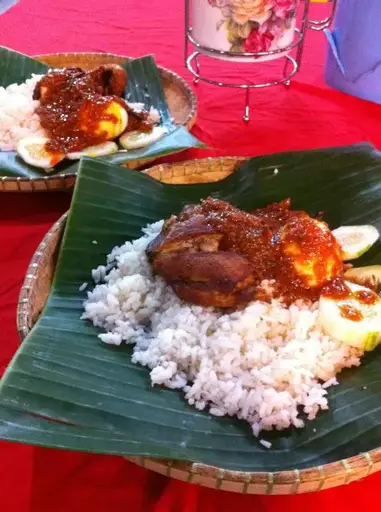 10 Tempat Makan Nasi Lemak Lover Saji My