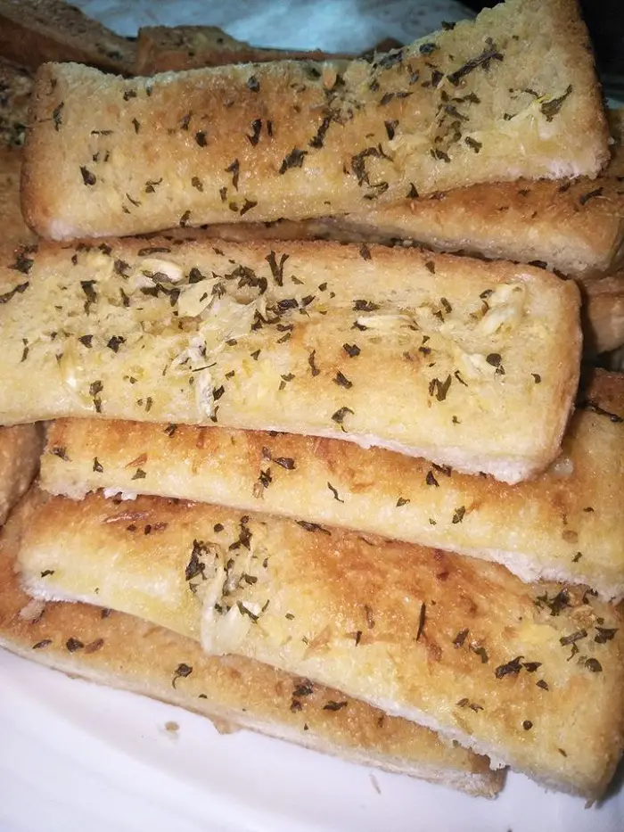 Resepi Garlic Bread Ala Pizza Hut Yang Bikin Ketagih  Saji.my