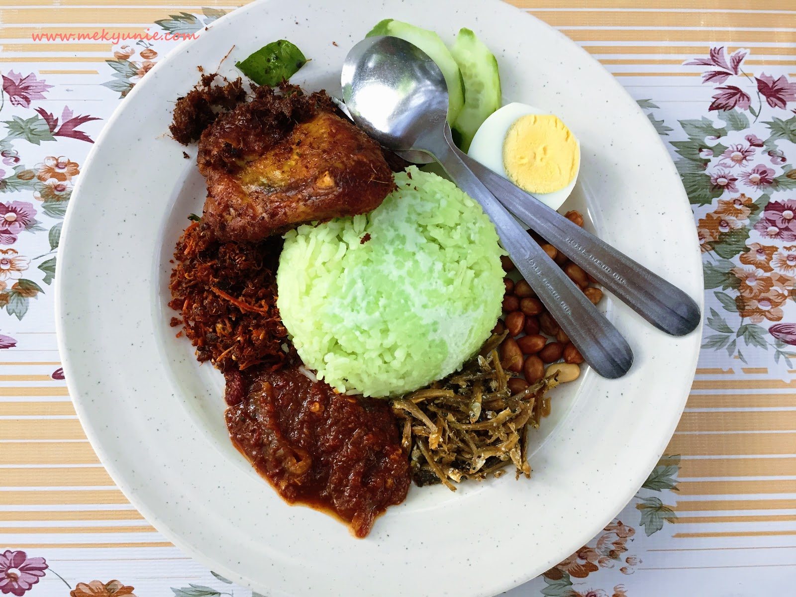 nasi lemak strawberi makanan rare di malaysia